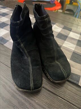 Baretraps Kendra: A slouchy black suede/leather ankle boot with Zipper size 8